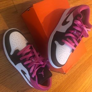 Jordan 1 lows, 8.5 women.  Size 7y which is an 8.5.